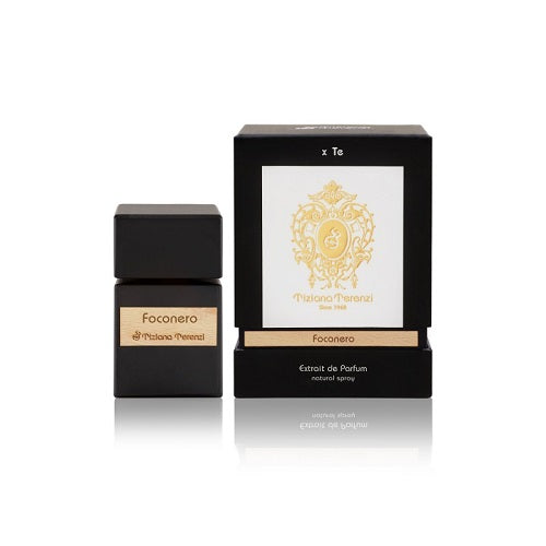 Flacon van Tiziana Terenzi Foconero Extrait de Parfum met een achtergrond van zee en kliffen bij zonsondergang