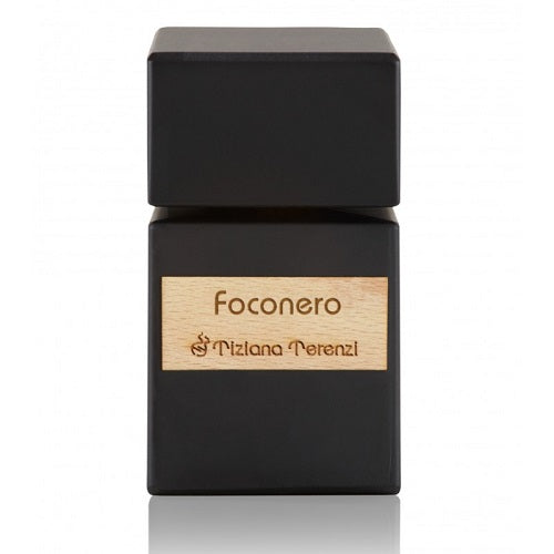 Flacon van Tiziana Terenzi Foconero Extrait de Parfum op een achtergrond van zee en kliffen bij zonsondergang
