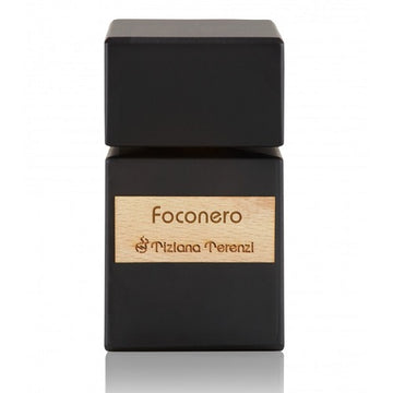 Flacon van Tiziana Terenzi Foconero Extrait de Parfum op een achtergrond van zee en kliffen bij zonsondergang